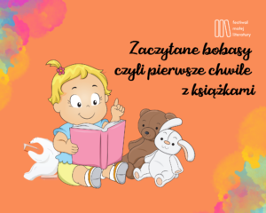 Grafika przedstawia małą dziewczynkę. Siedzi wśród pluszowych zwierzątek i czyta im książkę.